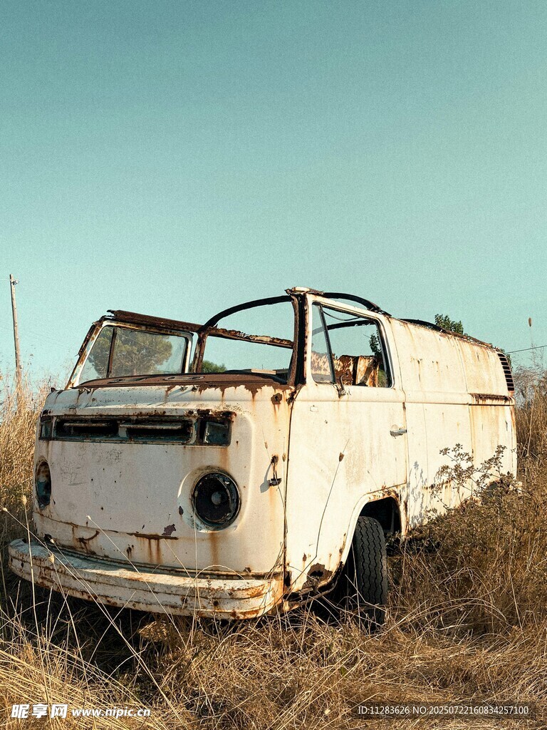 废弃田野中的老旧面包车