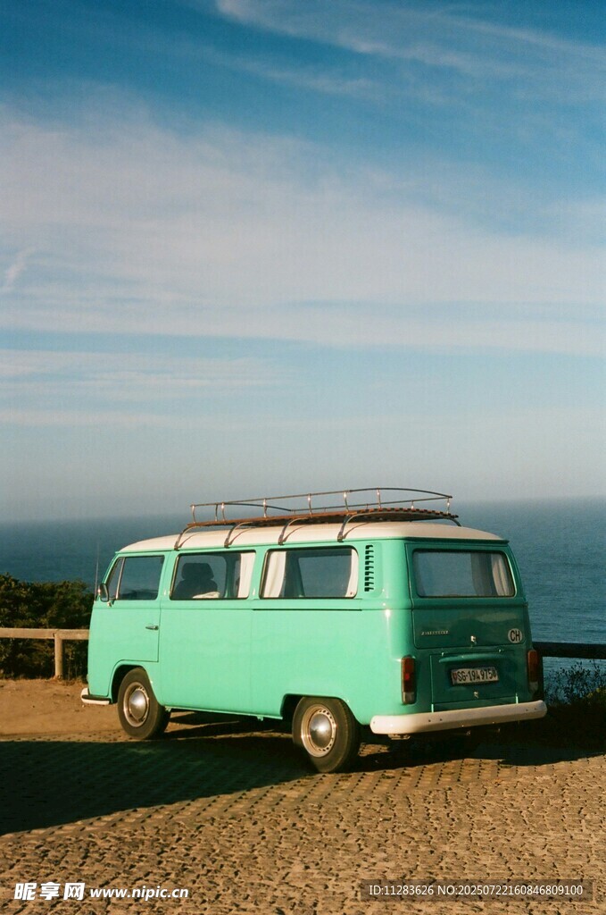 海边的复古绿大众露营车