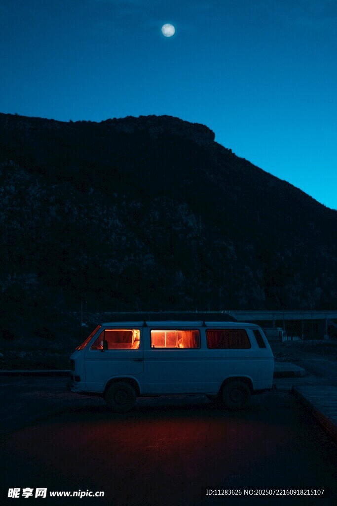 月夜下的露营车