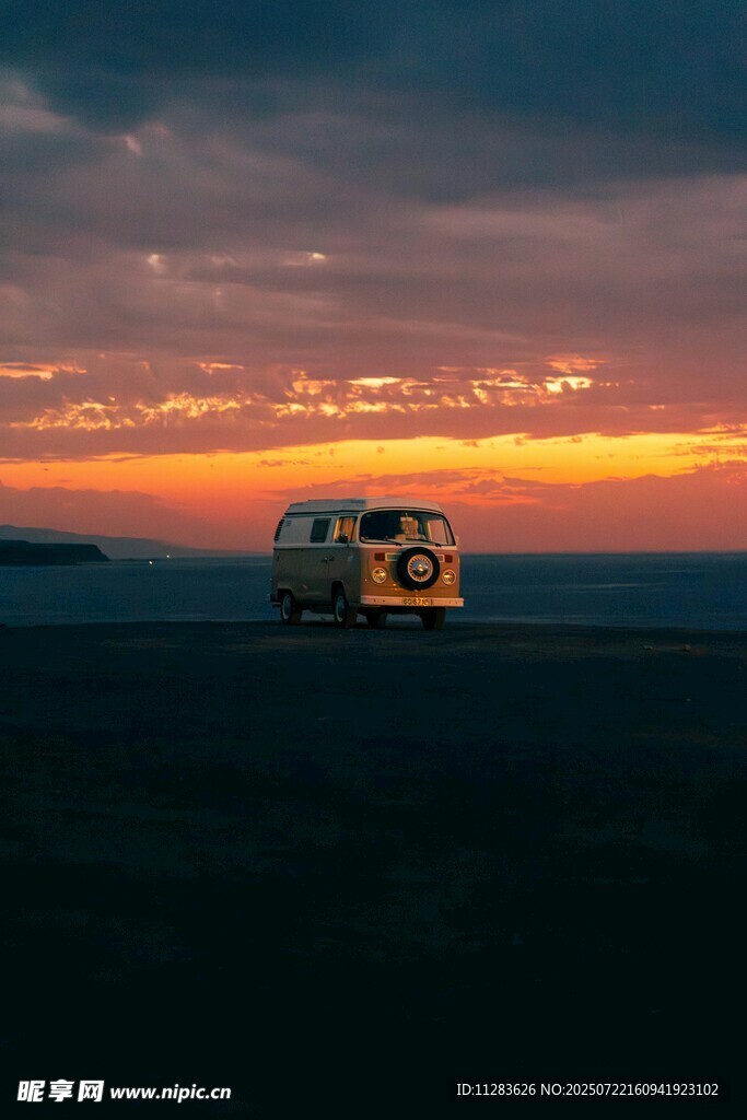 夕阳下的旷野露营车