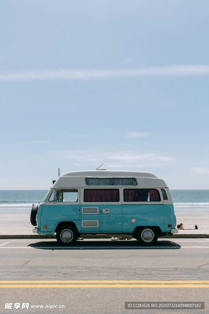 海边复古蓝白厢式旅行车
