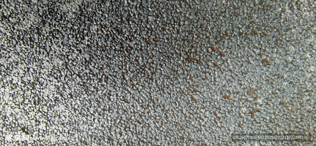 雨后湿漉漉的沥青路面