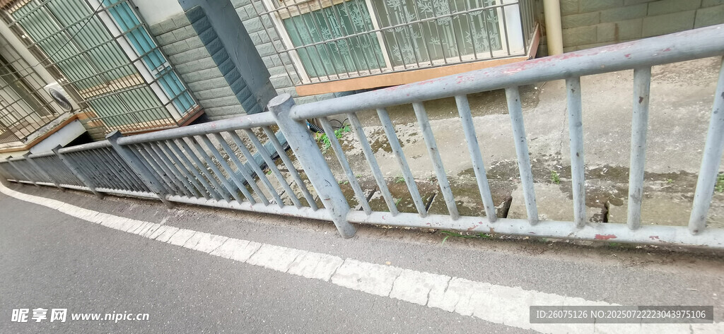 户外金属护栏楼梯一角