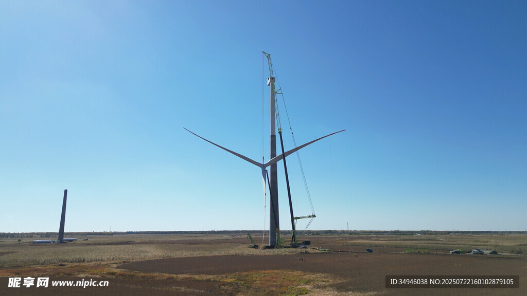 旷野中的风力发电机组