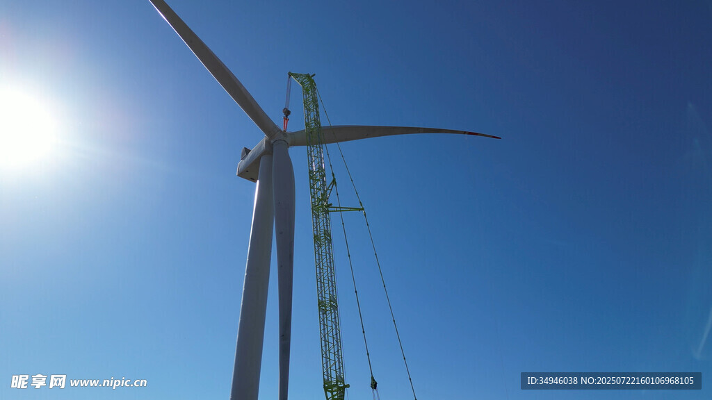 蓝天之下的巨型风力发电机