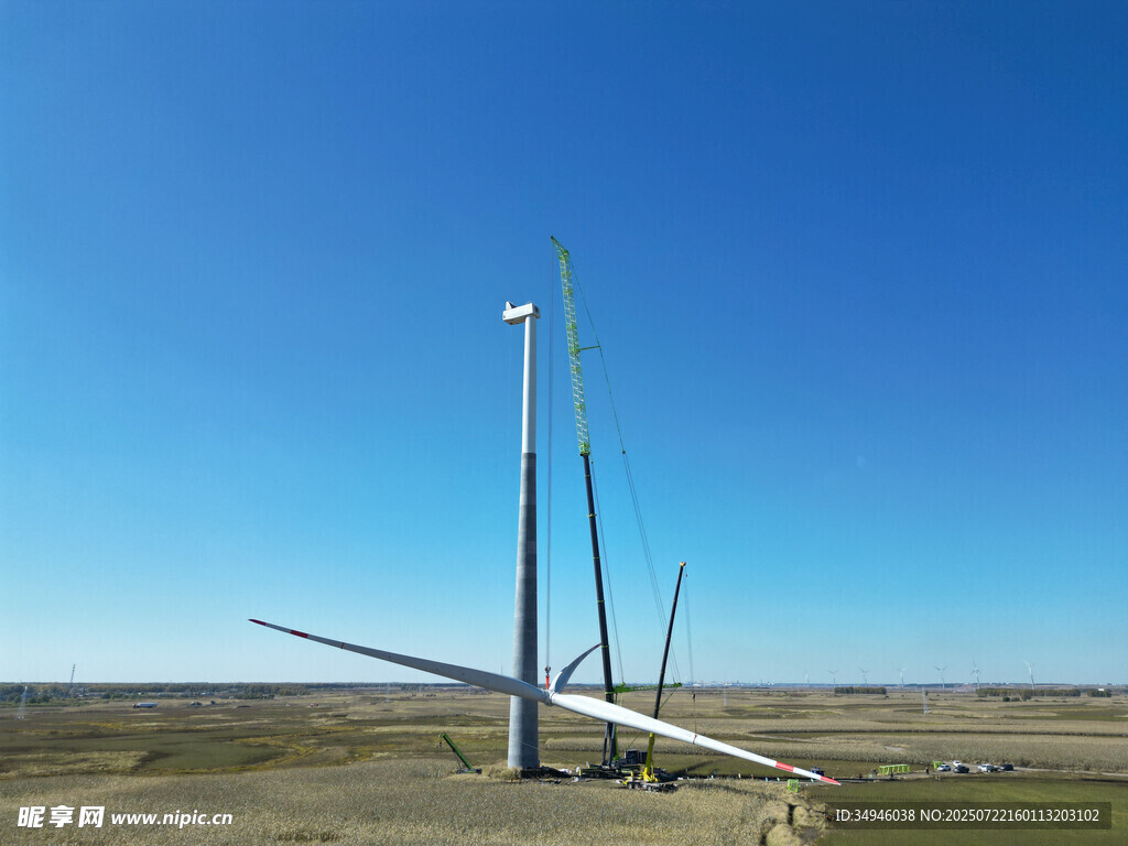 草原上的大型风力发电机