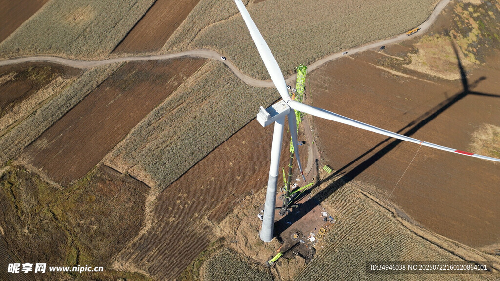 田野中的大型风力发电机