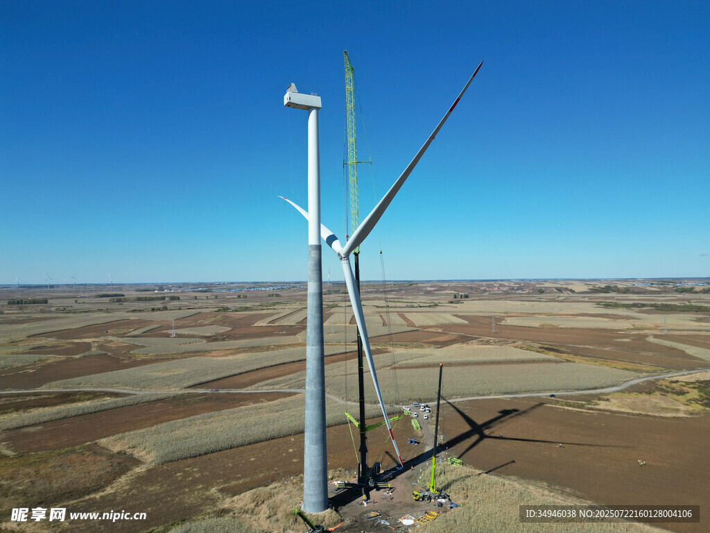 旷野中的大型风力发电机