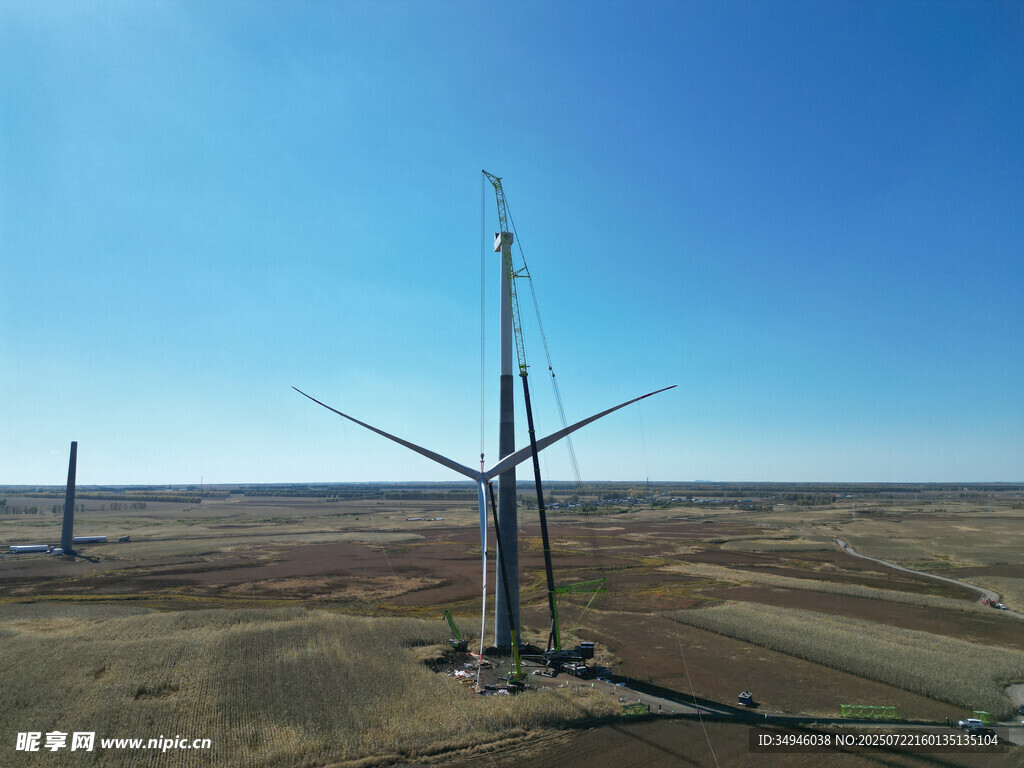 广袤旷野中的风力发电机组