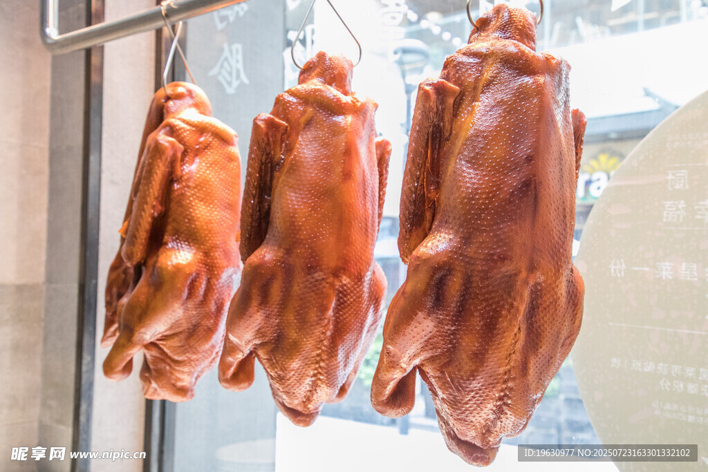 橱窗里悬挂的美味烤鸭