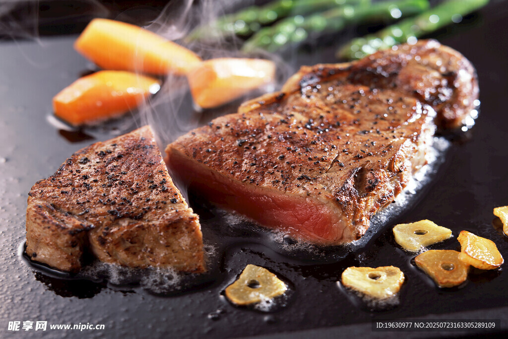 香煎牛排配蔬菜