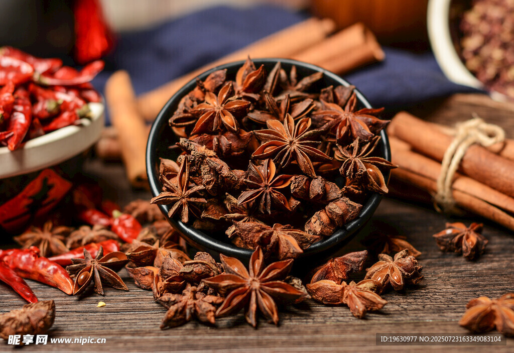 八角茴香等多样香料展示