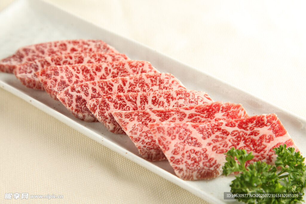 新鲜雪花牛肉摆盘