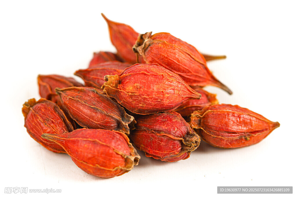 一堆鲜艳的红栀子果实