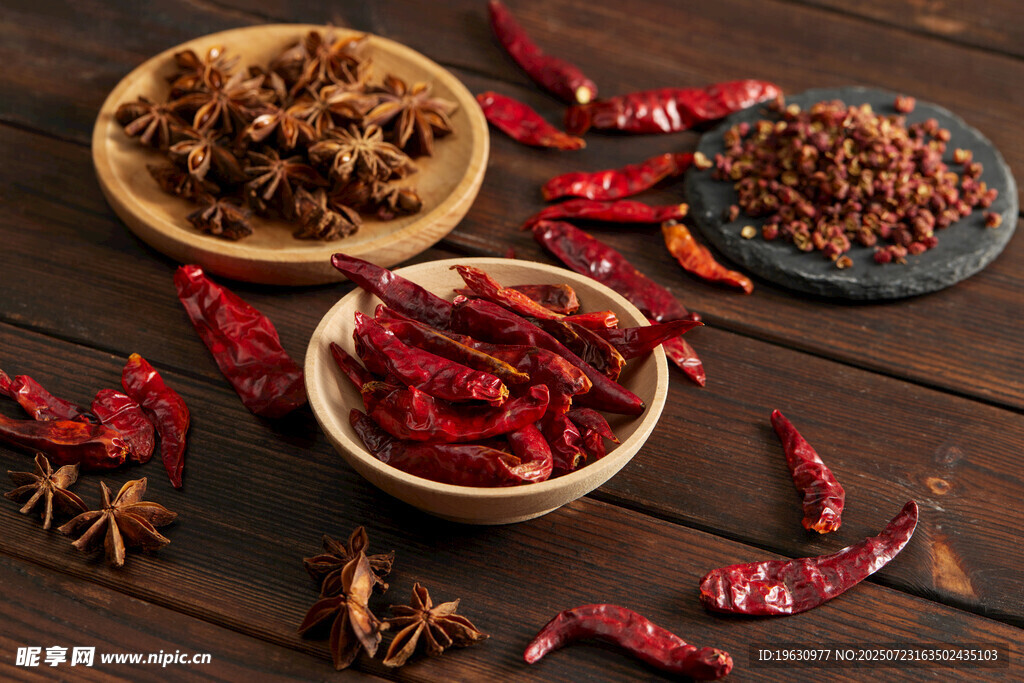 多样干辣椒与香料展示