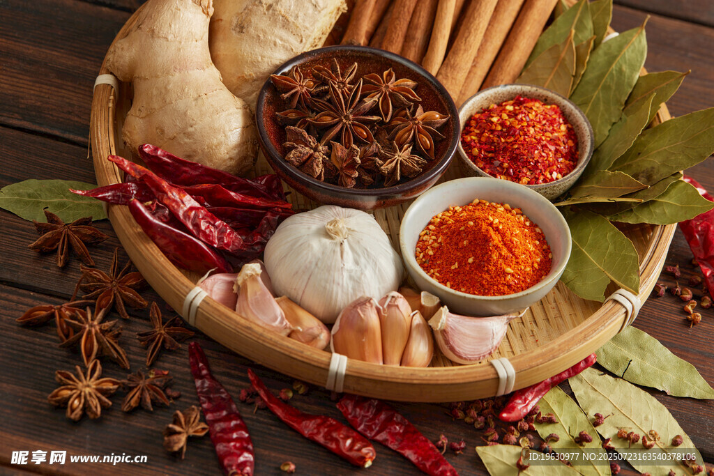 多样香料摆放在竹篮中