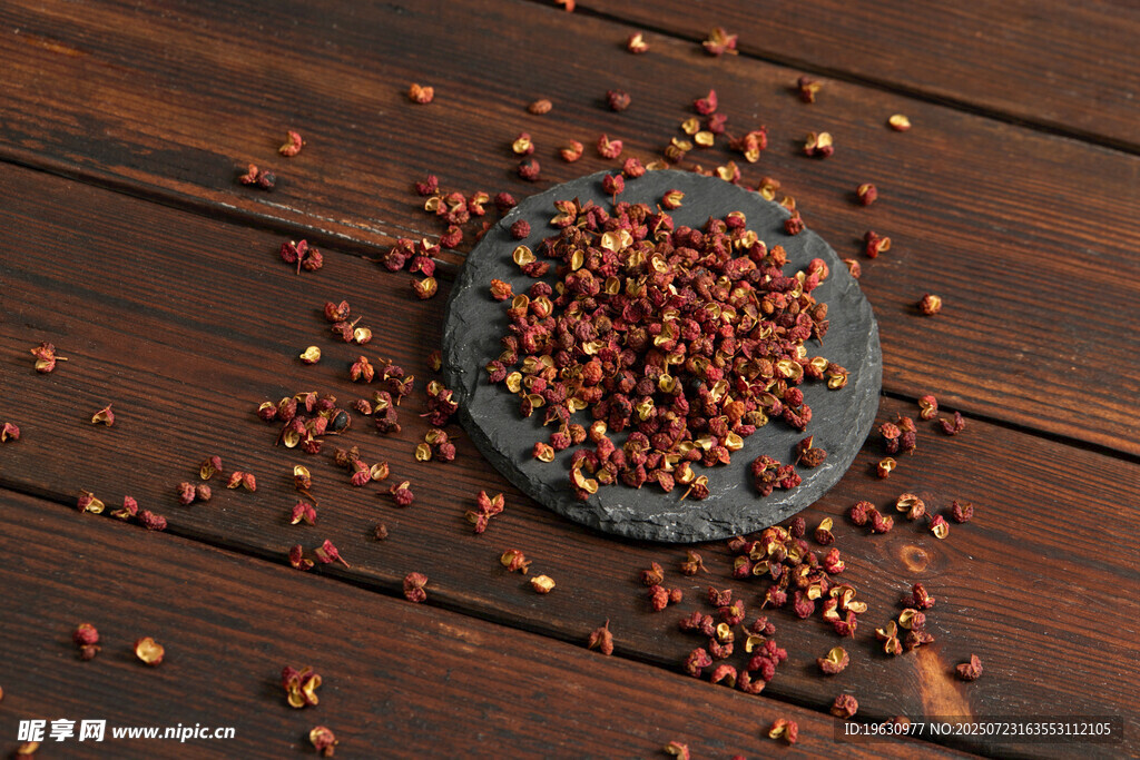 木盘上的红花椒散落