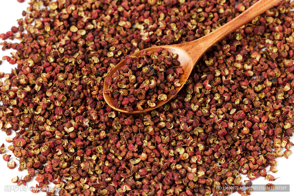 木勺盛花椒颗粒特写