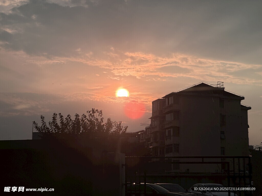 夕阳下的建筑景观