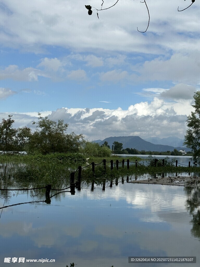 宁静湖畔风光