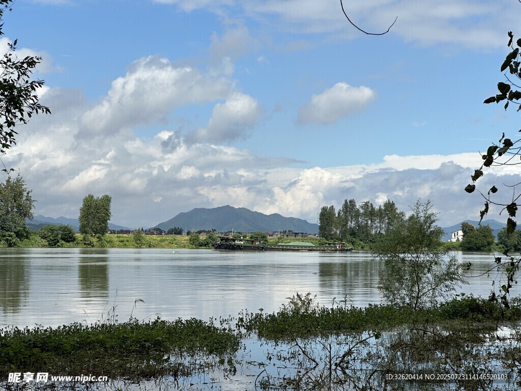 湖畔风光 远山近水绿意浓