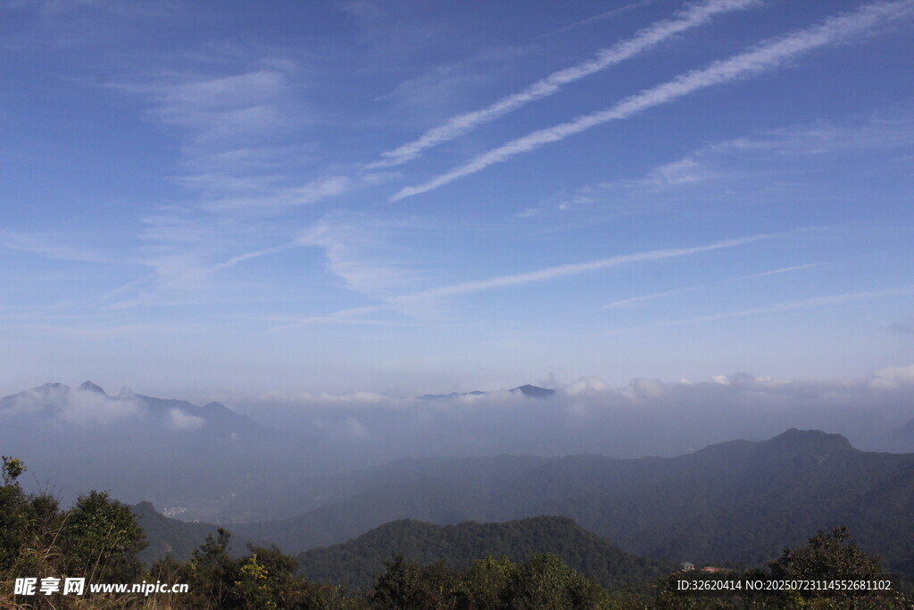 高山云海蓝天壮丽景观