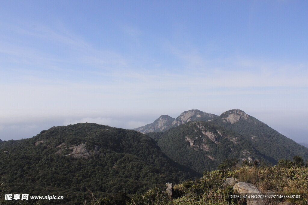 山峦叠翠的壮美自然景观