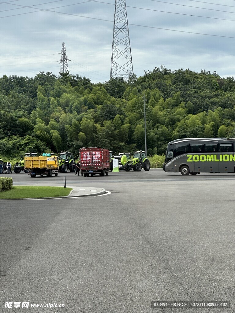 停车场中的车辆与远处高塔