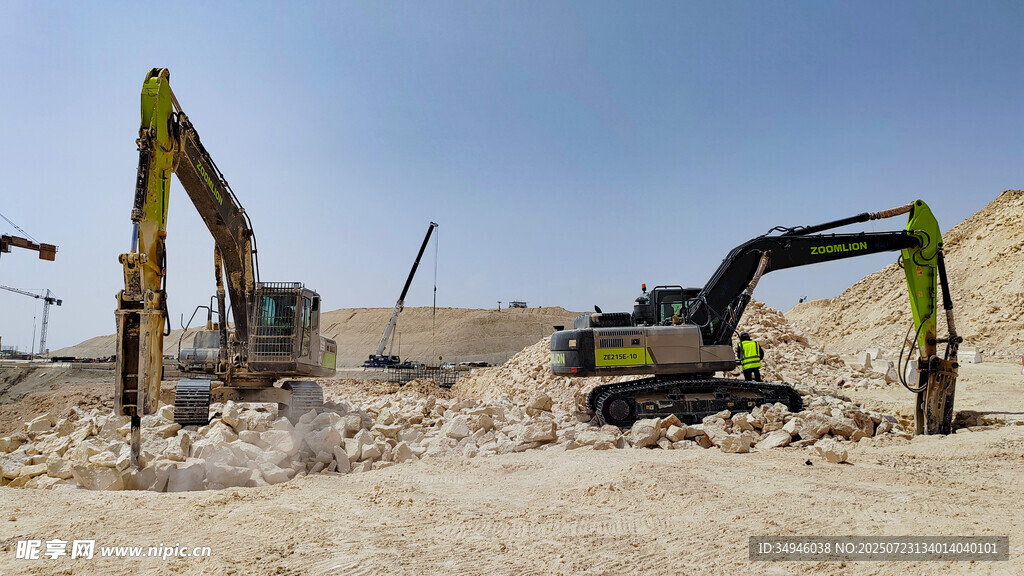 施工现场的挖掘机作业