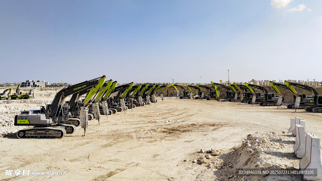 沙漠中的光伏电站建设场景