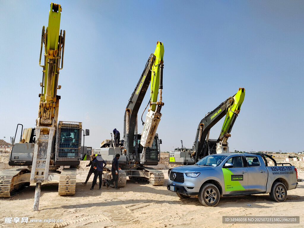 工地挖掘机与工程车场景