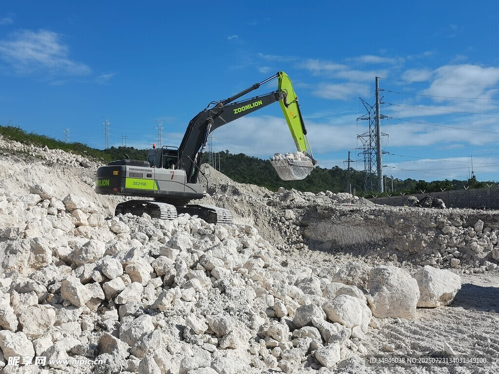 挖掘机作业于碎石场地