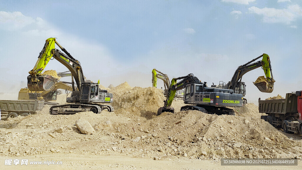 施工现场的挖掘机作业