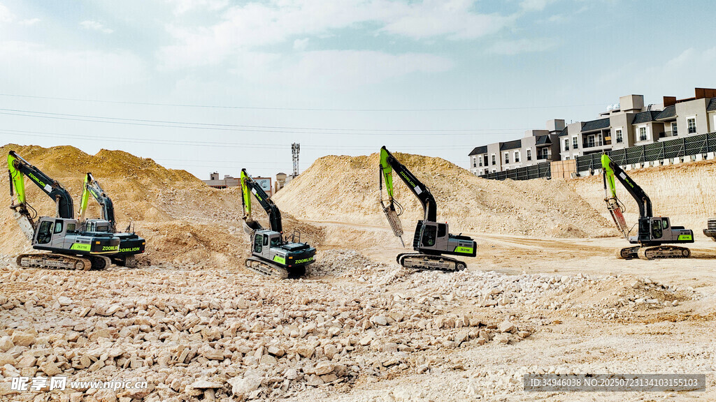 施工现场的多台挖掘机