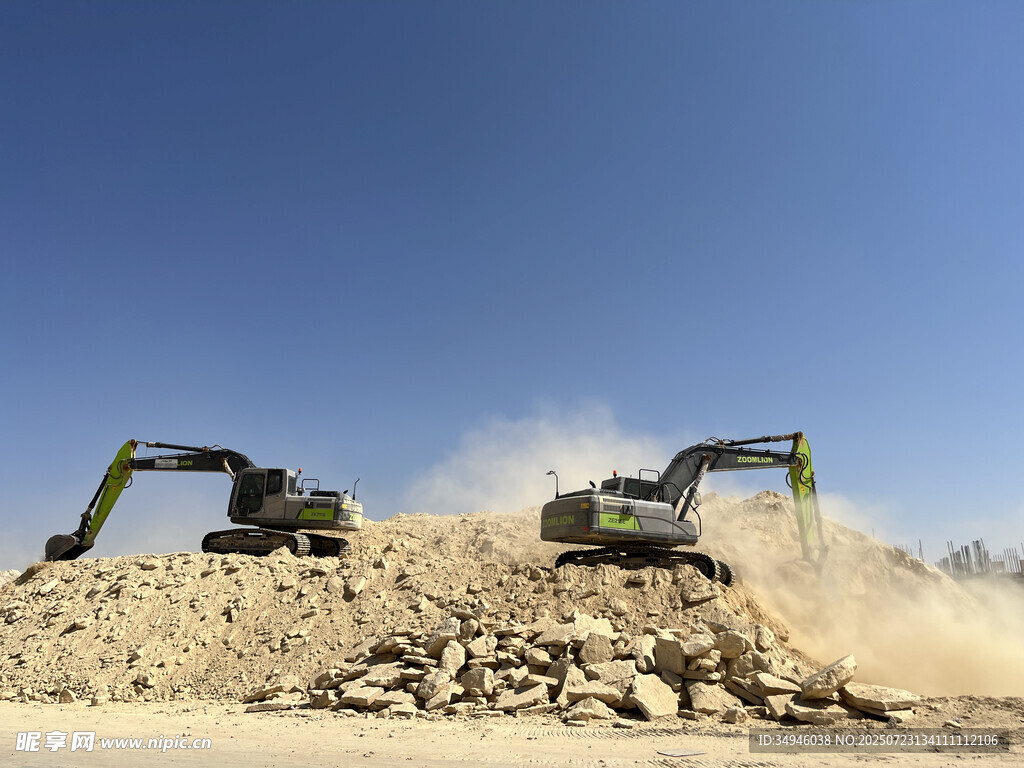 挖掘机施工现场作业