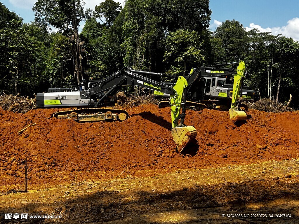 工地挖掘机作业场景