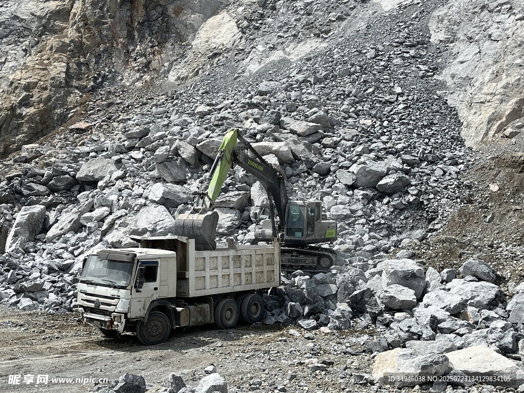 矿山卡车与挖掘机作业场景