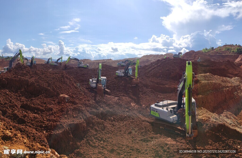 施工现场的挖掘机作业场景