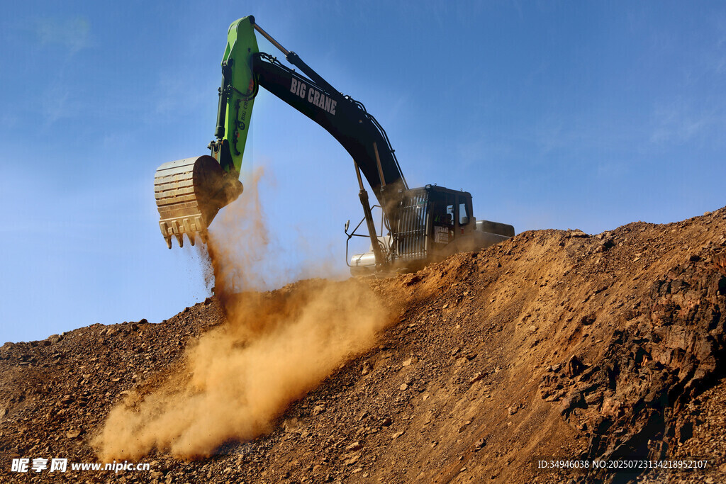挖掘机作业扬起尘土