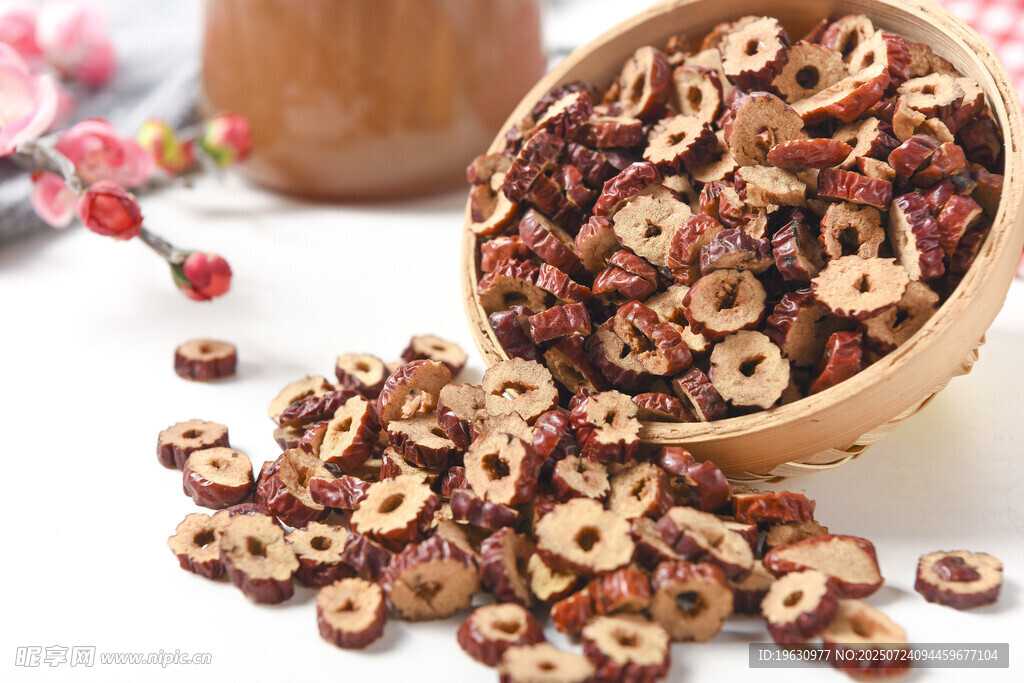 木碗中散落的美味红枣片