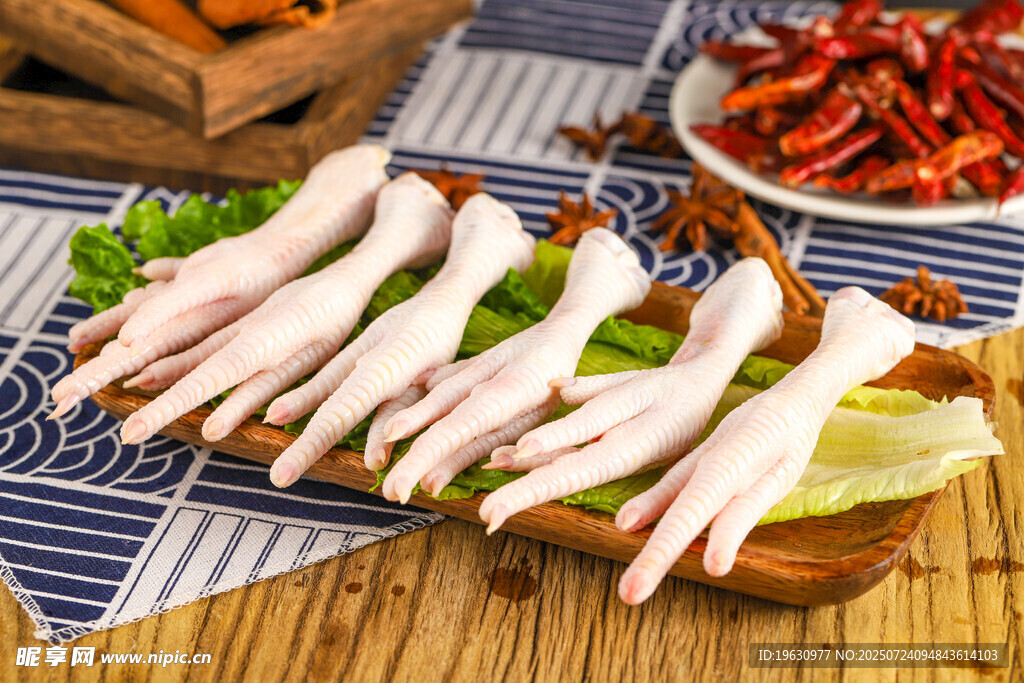 新鲜猪排骨摆放在木桌上