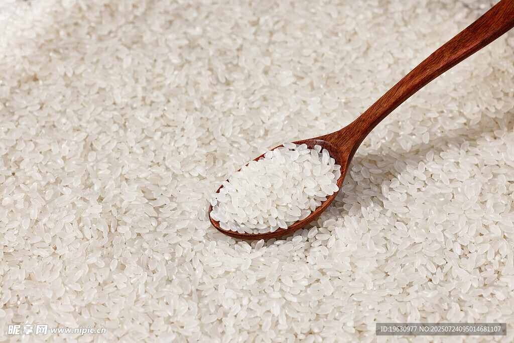 木勺盛着的大米