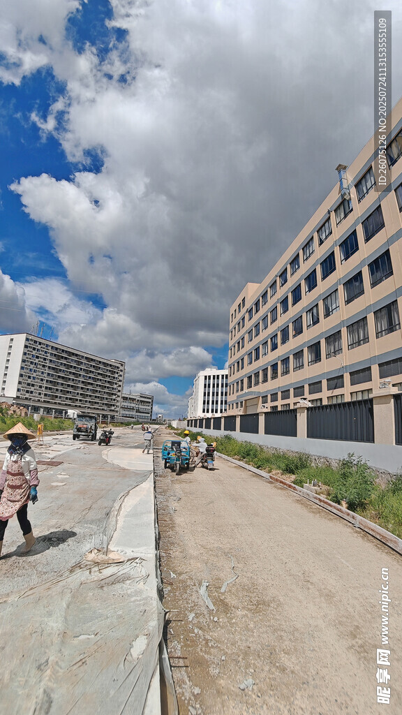 城市道路旁的现代建筑景观
