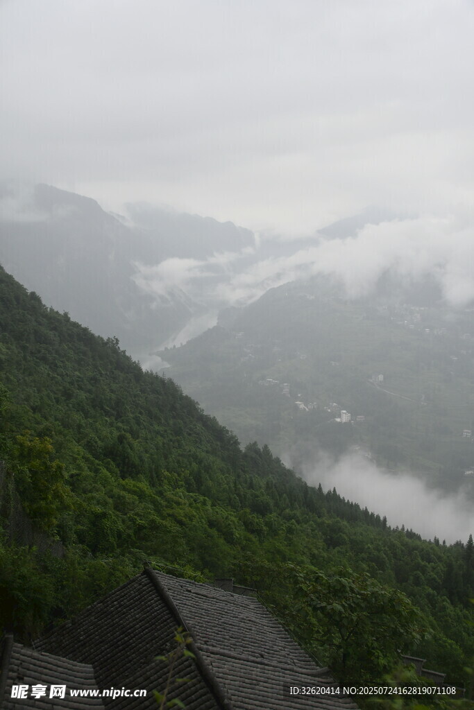 山间云雾缭绕的村落美景