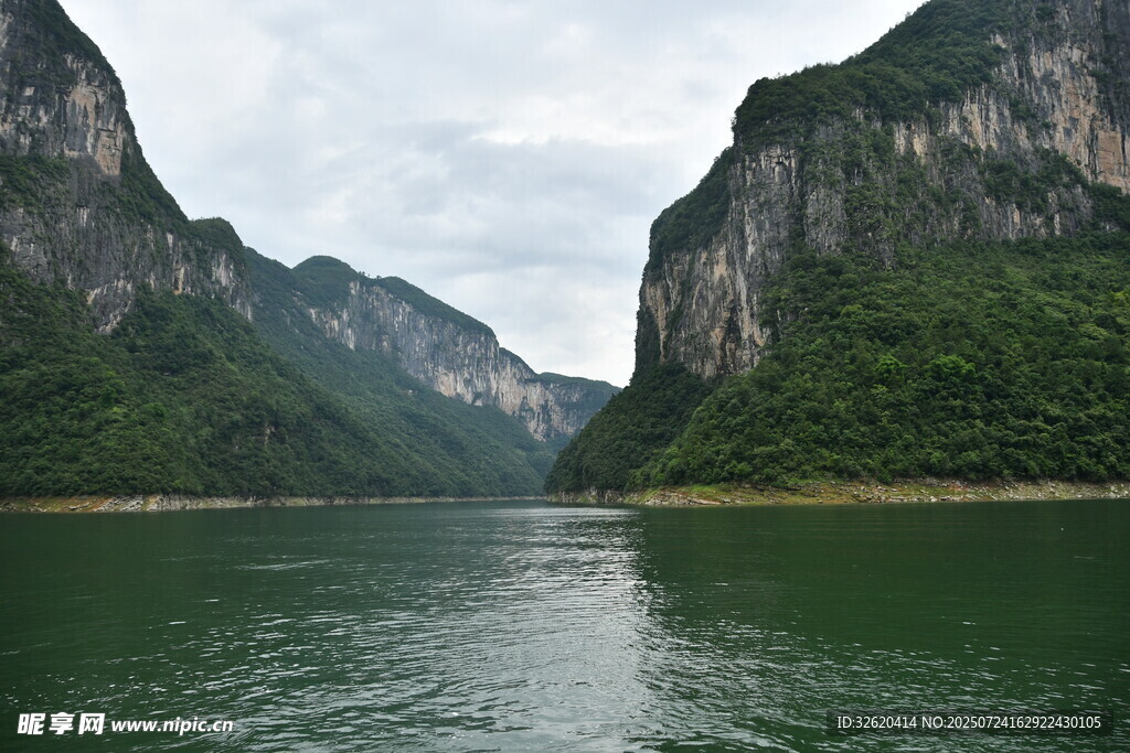 壮丽山水间的碧绿江河