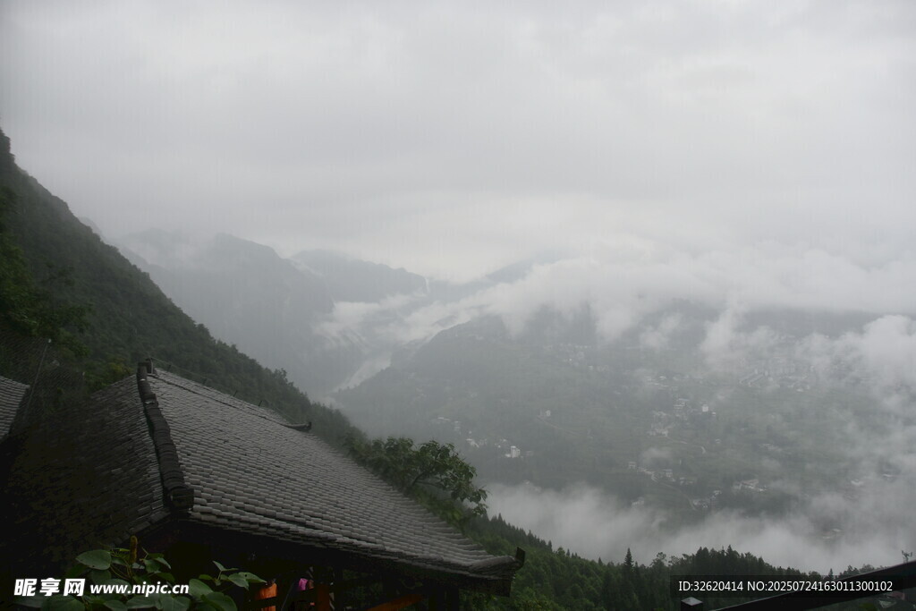 山间云雾缭绕的静谧景致
