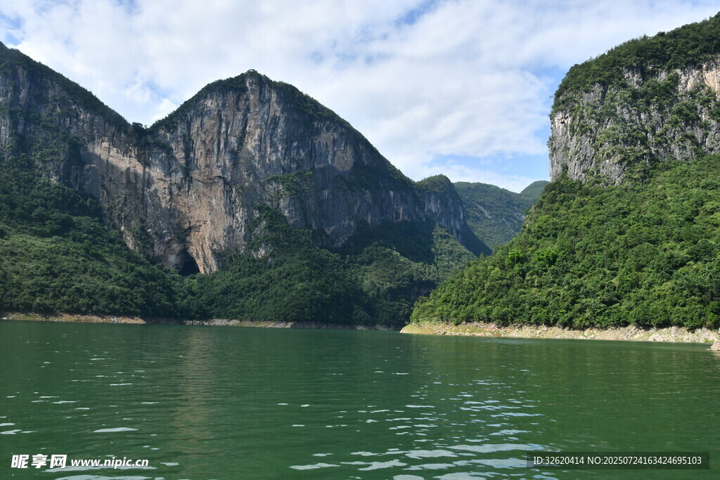 青山绿水间的秀丽江景