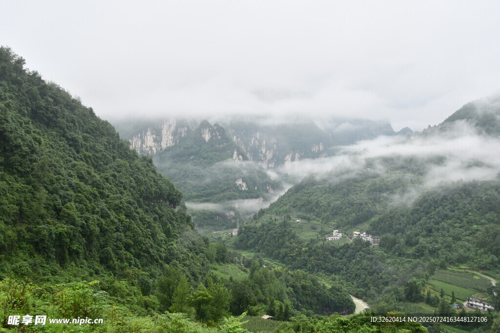 山间云雾缭绕的壮美景色