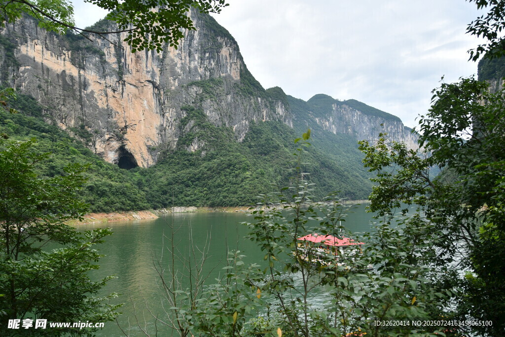 山水间的静谧湖景