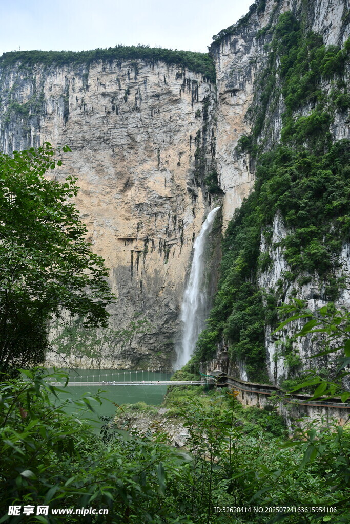 山间瀑布美景